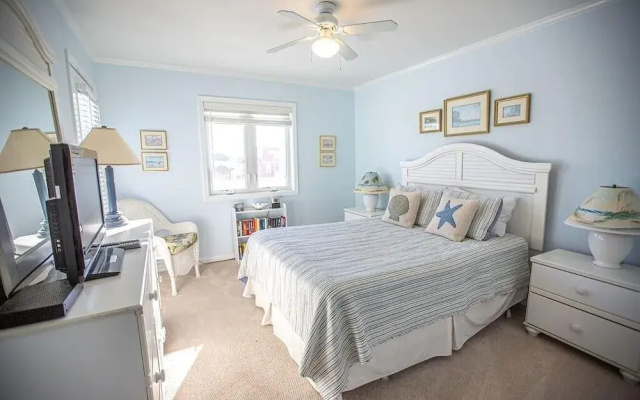 Feelin' Beachy-7a 2 Bedroom Home by RedAwning