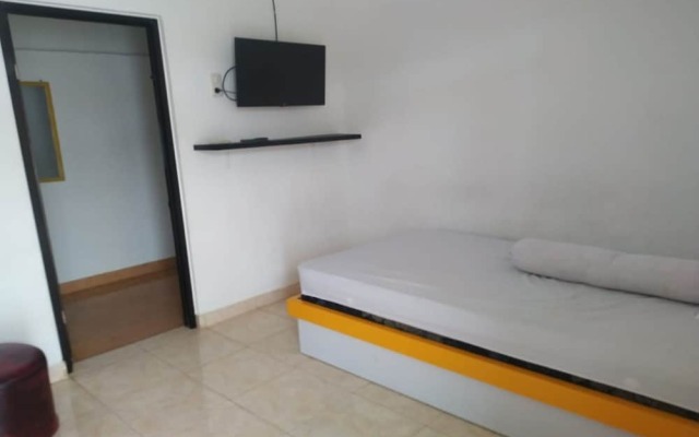 Hotel O Yellow White Guesthouse Palu