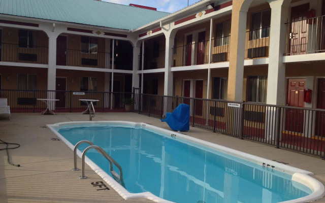 Red Roof Inn Crossville