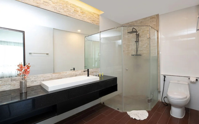 Elegant 2BR Apartment RGN B411 in Laguna
