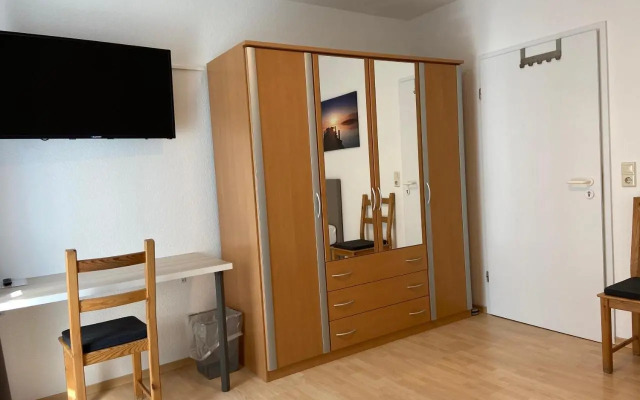 Wohnung mit 2 Einzelzimmer gemeinsamer Küchen/Bad/Balkon-Nutzung