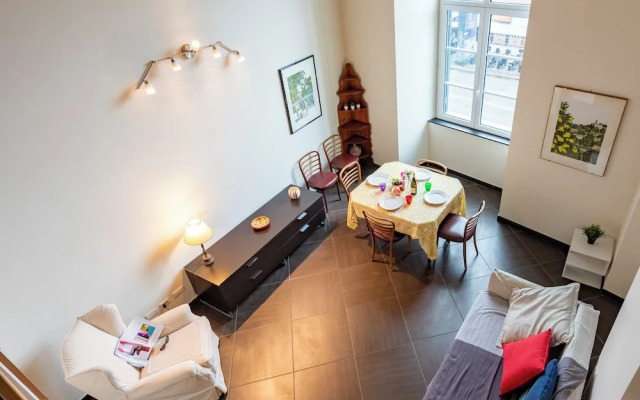 Beautiful Flat Next To Aquarium