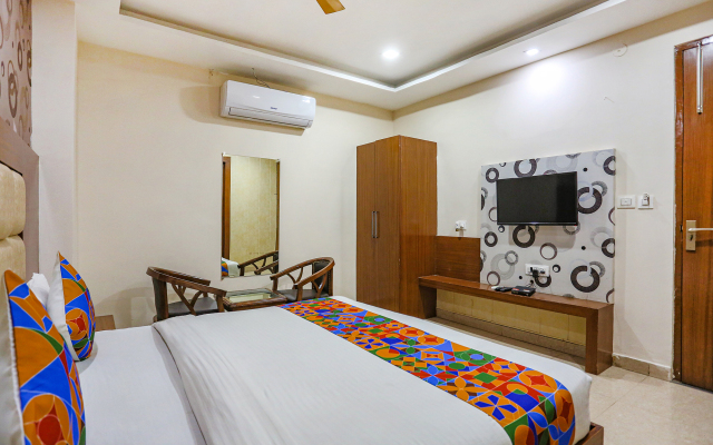 Fabhotel Frolic