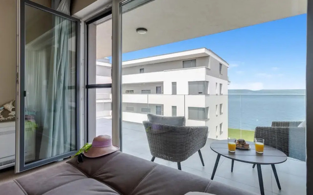 Lakefront Elegant Condo Lela