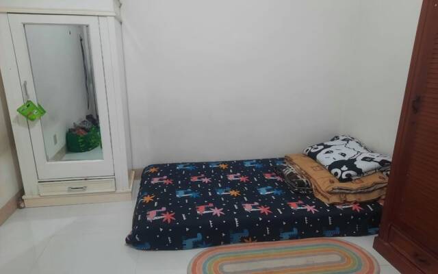 OYO Life 93160 Kost Jenny Karawang