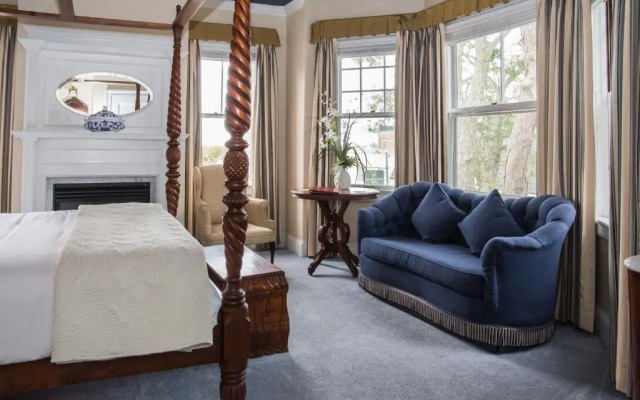 Almondy Inn