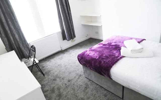 Thornes Road House by Serviced Rooms Ltd