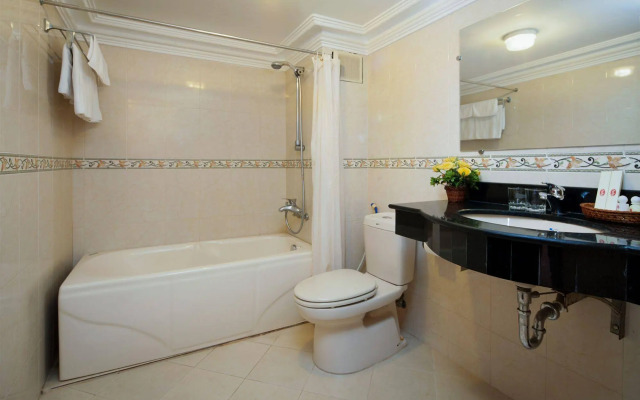 Lucky 3 Hotel & Travel