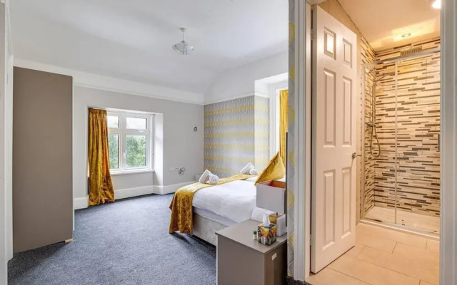 Delightful Holiday Home With sea Views and Hot Tub