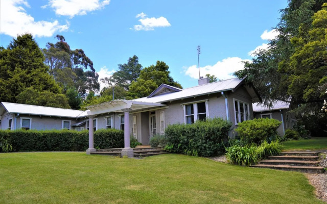 Robin Hill Manor - rambling retreat & tennis court