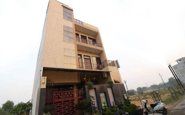 OYO 24879 Royal Taj Home Stay