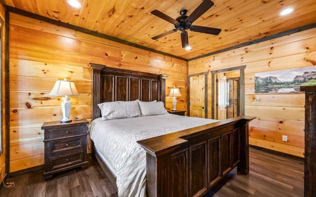 Mountain Skyy 3 Bedroom Cabin by RedAwning