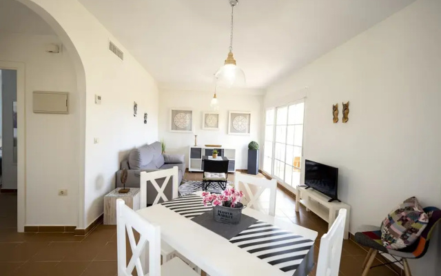 Cosy Apartment With Shared Pool