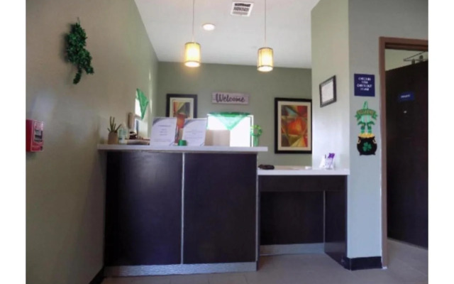 Moulton Inn &  Suites By OYO Near Shiner TX