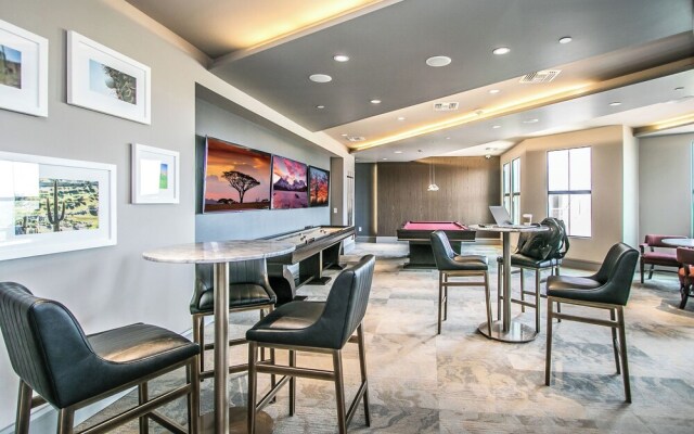 Rooftop Pool with Views-King Beds-Parking 1123