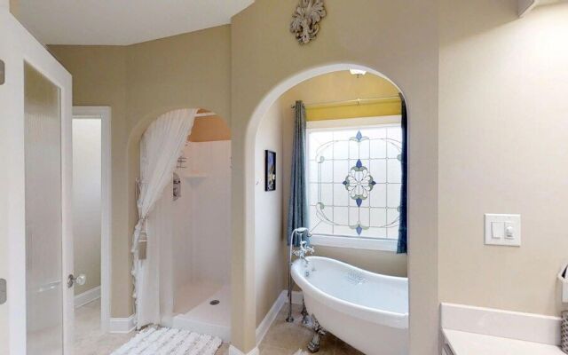 Enchanted Primrose 2 Bedroom Chalet by RedAwning