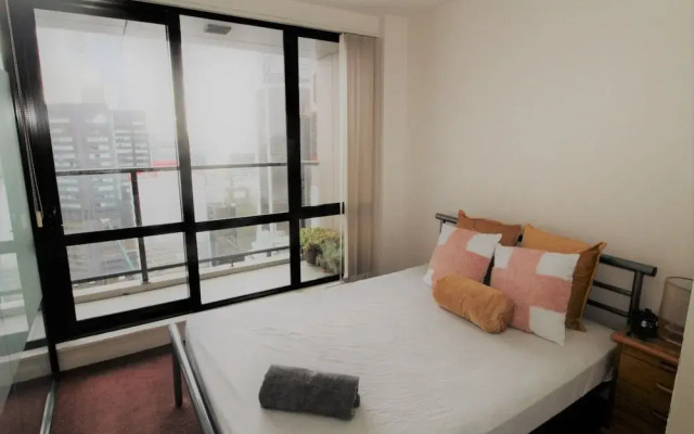 Unbeatable Central Apt next to Queen 22H