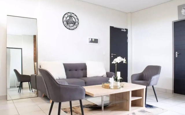 Contemporary Spacious & Comfortable Apartment