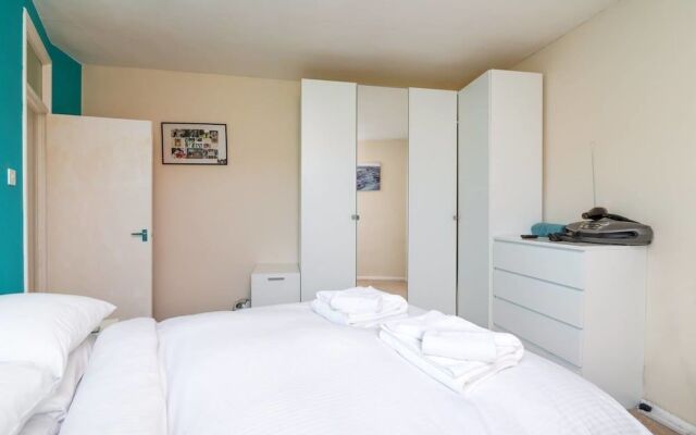 Cute 2BR Home Near Tower Bridge, 4 Guests