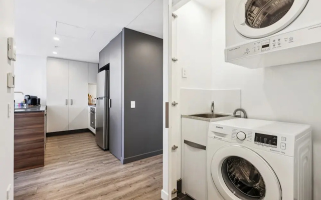 Chic 2-bed With Rooftop Pool Overlooking the City