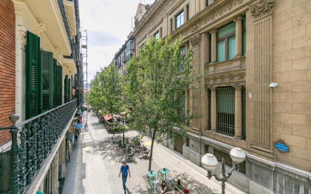 Gran Via 3 by Forever Rentals