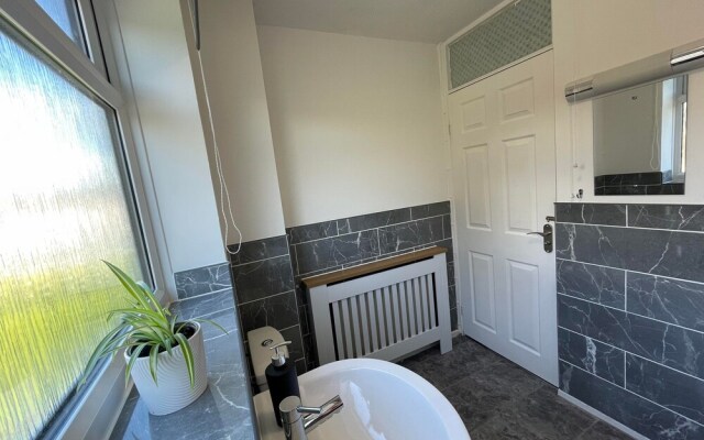 Leominster 3 Bedroom House, Parking Garden Private