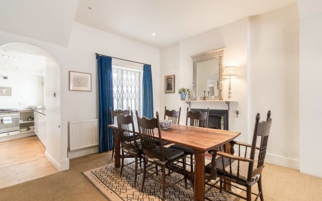Charming 3BR Home in West London, 6 Guests