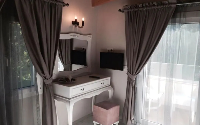 Erythros Boutique Hotel