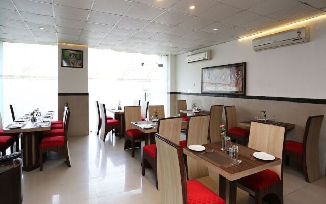 OYO 13564 Near Prem Mandir