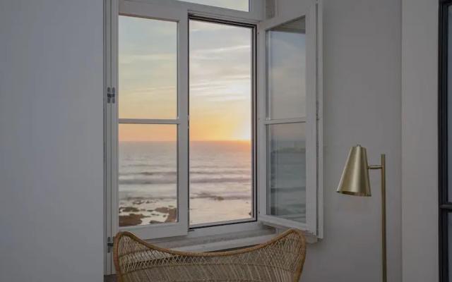 Liiiving -Luxury Beachfront Apartment IV