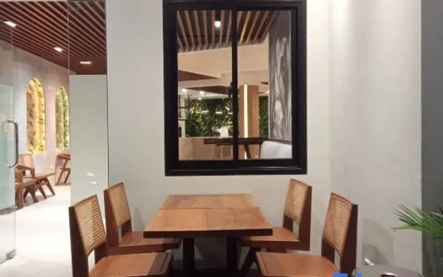 Spot 43 Cafe and Hotel