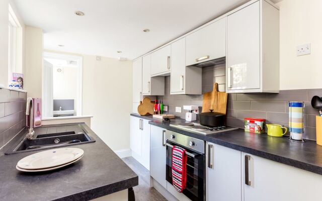 Beautiful 2-bedroom Flat in a Victorian House
