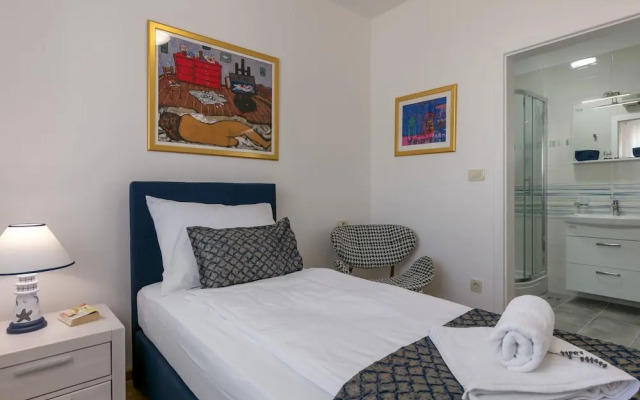 Charming Villa With Pool ,140m From the sea