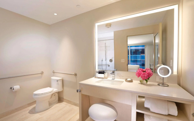 HALL Arts Hotel Dallas, Curio Collection by Hilton