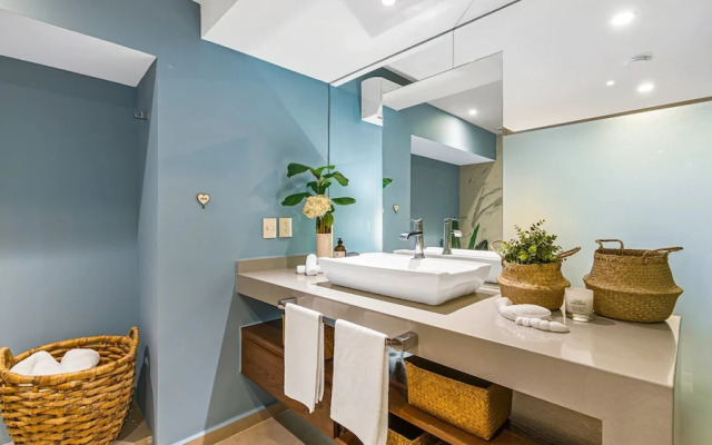 Gorgeous 1BR with Pools & Sea Views