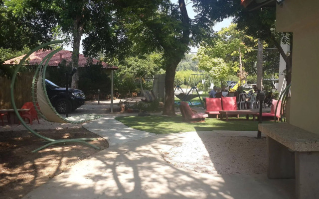 Nuriel Fruit & Guest House