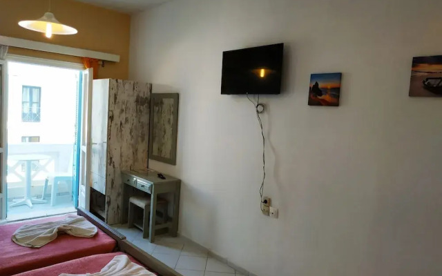 Renia Studios Standard Studio Overlooking the Swimming Pool