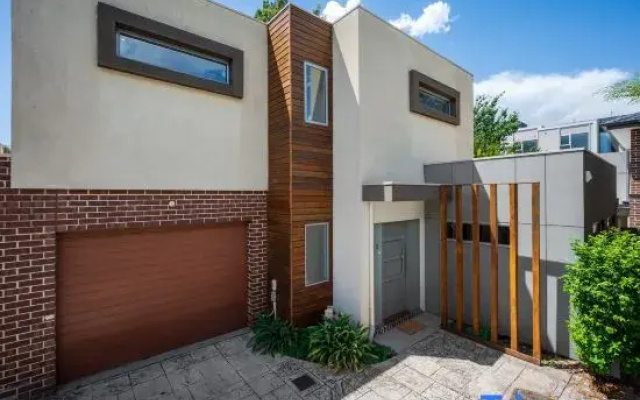 Relaxing Getaway Oasis with Patio in Charming Kew