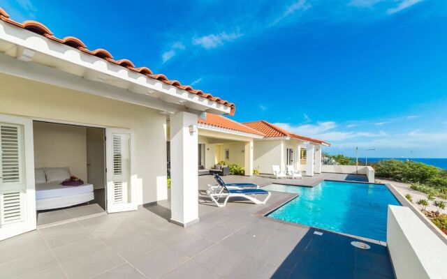 Spacious, Bright Villa - Spectacular Ocean View