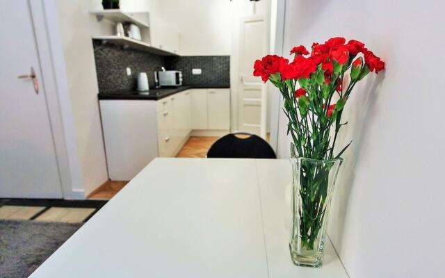 Super Central Studio Apartment - With Balcony