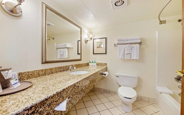 Holiday Inn Express & Suites Delafield by IHG