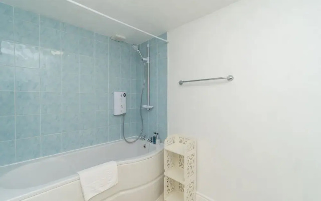 Spacious 2 Bed Southville Flat Near Harbourside