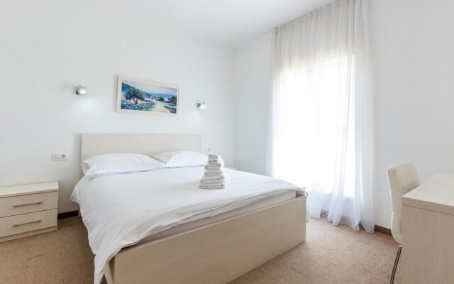 Amazing Home in Mravince With Sauna, Wifi and 9 Bedrooms