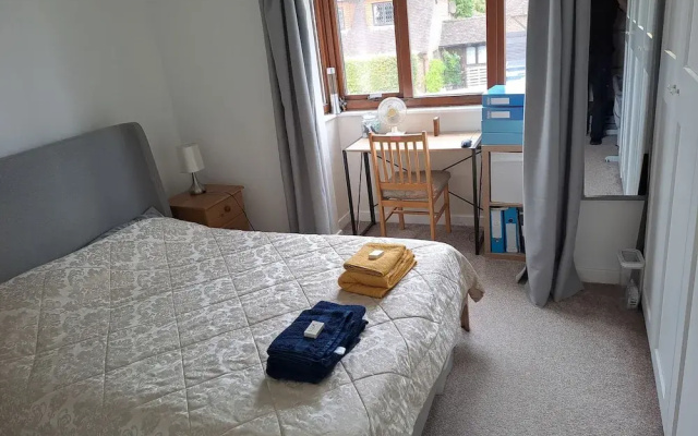 Garden-parking-3 Guests-wifi-20minsgatwick