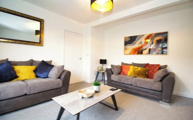 Spacious 3 Bed House - Newly Refurbished