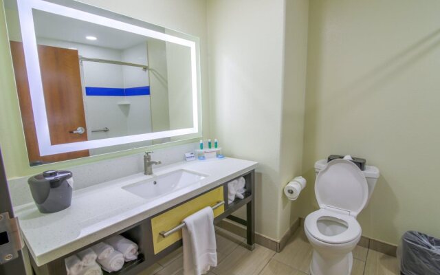 Holiday Inn Express & Suites Raymondville by IHG