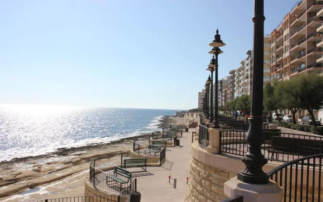 Sunny 2 bedroom, 2 bathrooms, seaside apt.