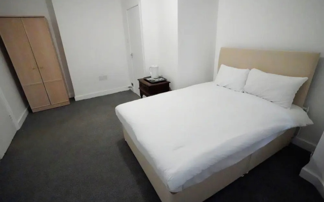 Gatwick Birchwood Lodge