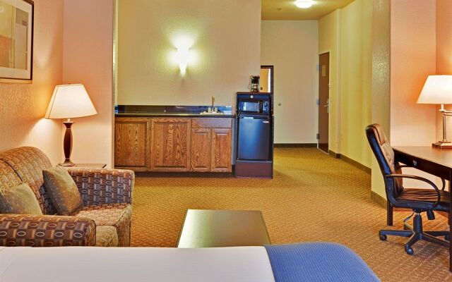 Holiday Inn Express Delano Highway 99