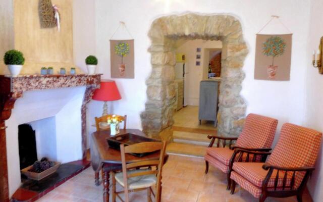 Charming Holiday Home in La Caunette with Swimming Pool
